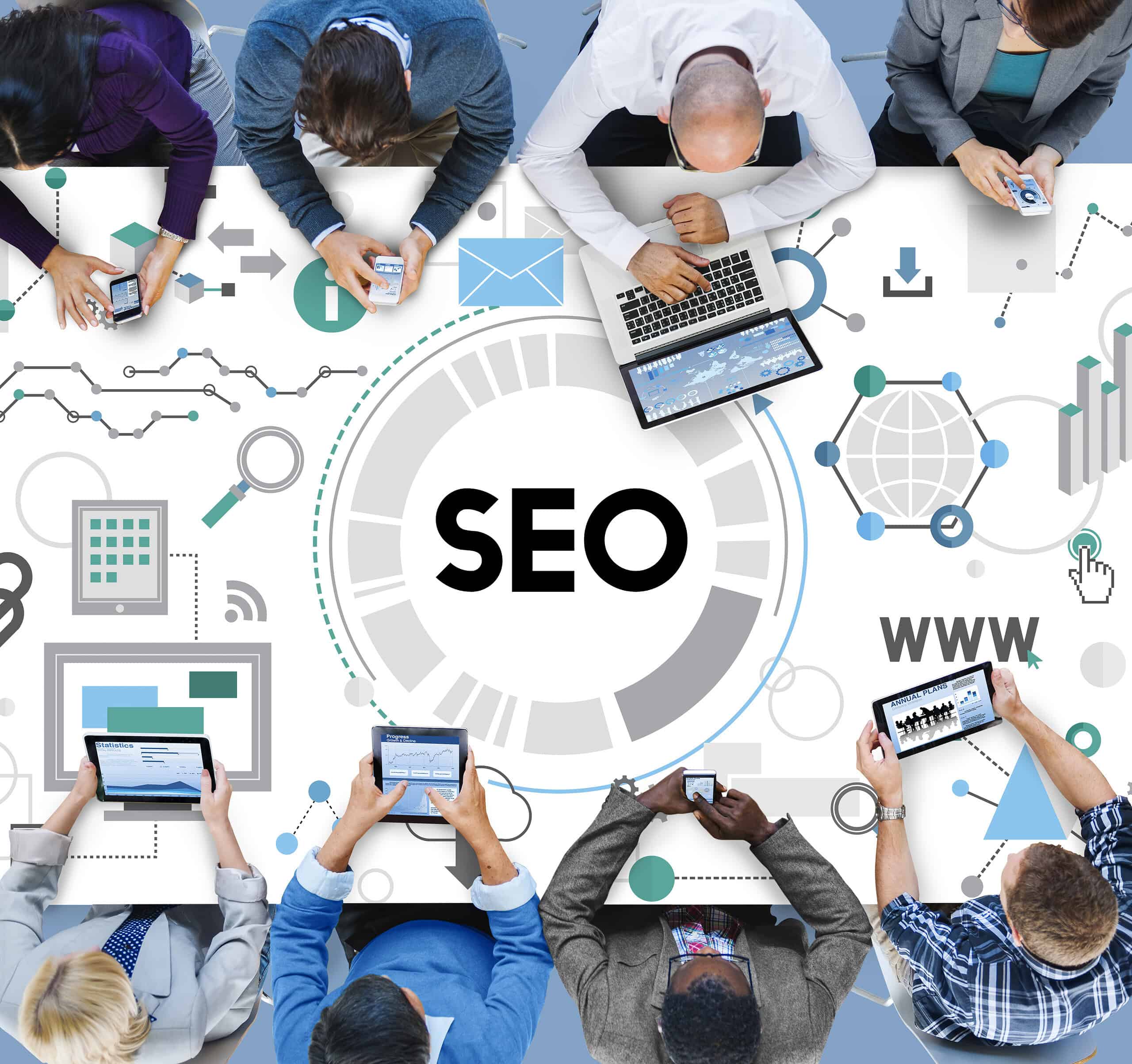 Audit SEO në Shqipëri në nivel të lartë me vizualizim që tregon një ekip profesional duke bashkëpunuar mbi një strategji kërkimi të bazuar në të dhëna për të përmirësuar renditjen në Google dhe trafikun organik.
